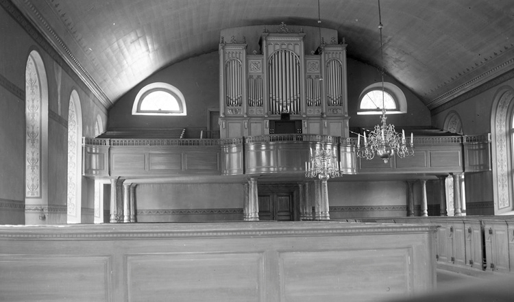 Foto i kyrkan mot orgelläktaren.