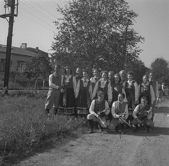 Barnens Dag, 31/5 1946.
Ett folkdanslag (?) i Värendsdräkter har samlats vid en
vägkant.