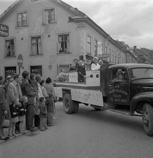 Barnens Dag, 22/5 1952. 
Kortegen. Ett lastbilsekipage med utklädda barn i korsningen 
Sandgärdsgatan / Klostergatan.