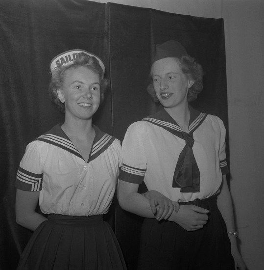 Sjuornas fest, 16/2-17/2 1954.
Två glada sjömansflickor.