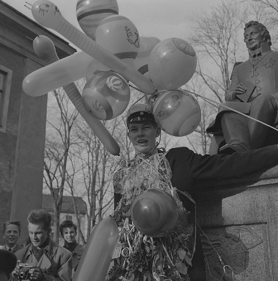 Studenterna andra dagen, 7/5 1957.  
En student håller tal vid Esaias Tegnérs staty. Till vänster skymtar det s.k. Karolinerhuset.