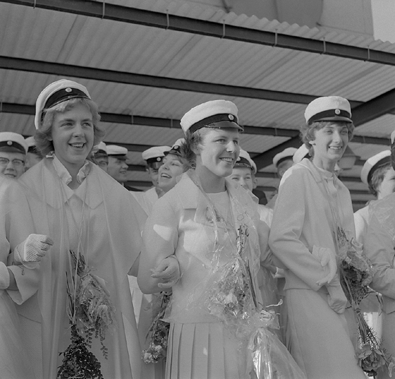 Studenterna, första d. 1960. 
Några studenter sjunger utanför Katedralskolan.