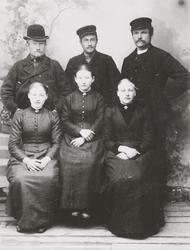 Persongruppe av tre damer og tre herrer.