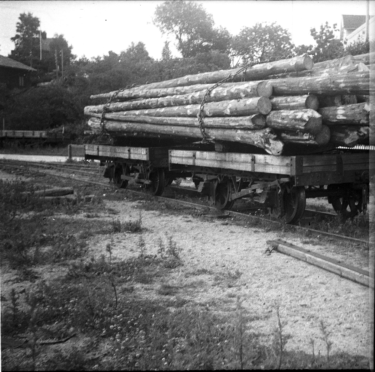 Godsvogner lastet med tømmer på Nättraby–Alnaryd–Elmeboda Järnväg i Sverige. Banen hadde sporvidde 600 mm.