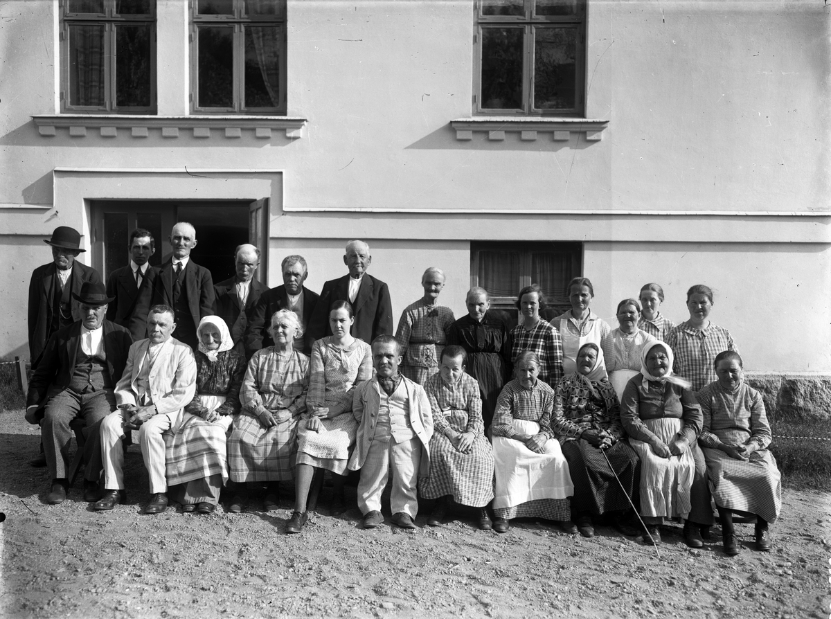 Gruppbild utanför kommunhemmet (fattigvårdshus) i Hamrånge.