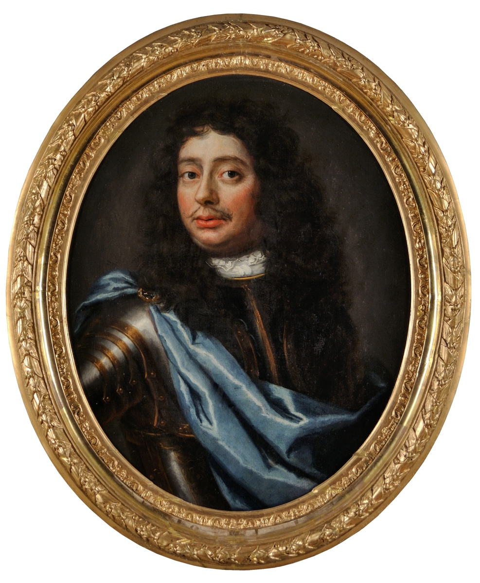 Oval bröstbild, porträtt av Malcolm Hamilton af Hageby med mörk allongeperuk. Iklädd rustning med draperat blått tyg. Förgylld profilerad barockram med eklövsbård.
