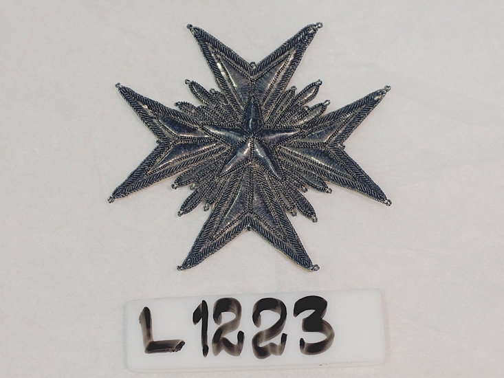 Nordstjärneordens kraschan, buren av Carl XIV Johan (1763-1844), broderad av trol. silvertråd.
Stjärna i mitten med utgående stjärnstrålar.

Inskrivet i huvudbok före 1885.

Nordstjärneorden är en svensk kunglig orden, som tillsammans med Serafimerorden och Svärdsorden instiftades 1748 av Fredrik I. 
Den utdelades fram till 1975 för "medborgerliga förtjänster, för ämbets- eller tjänstemannagärning, för vetenskaper, vittra, lärda och nyttiga arbeten samt för nya och gagneliga inrättningar".
Funktion: Bars fastsydd på ordenskappan.