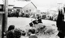 Gjenreisning. Kongebesøk i Honningsvåg. Kongefamilien sitter