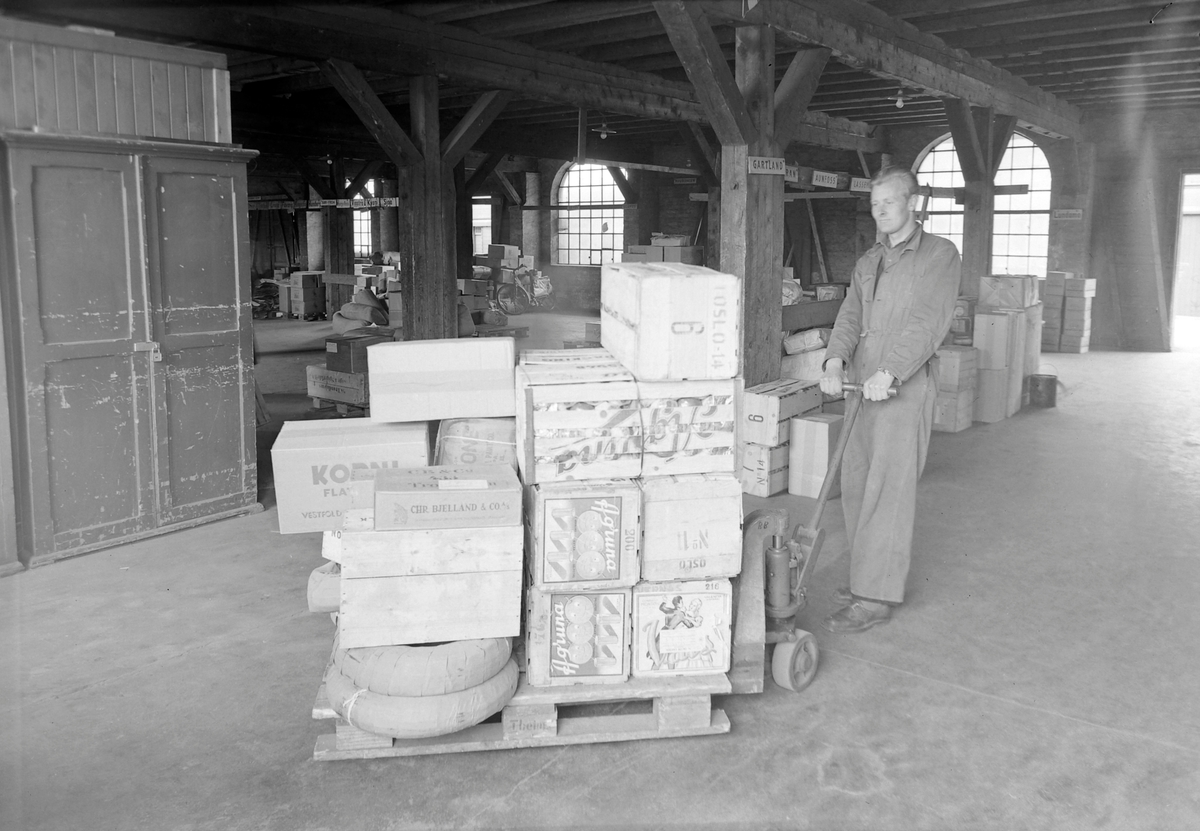 Fra Jernbanens godsekspedisjon i Trondheim