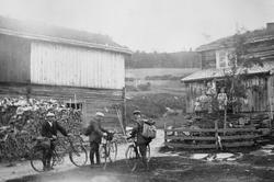 Tre sykkelturister fra Trondheim på tunet på Oppigården ved 