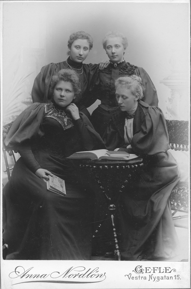 Kvinnorna är Anna Björk, Anna Lönngren, Tesa Lönngren och Fausta Lönngren. Foto år 1899.