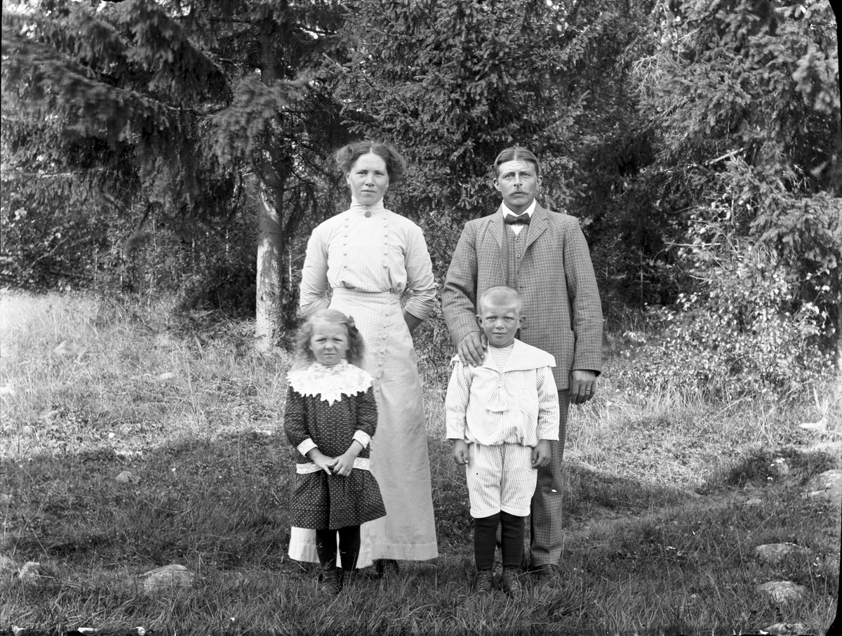 Emma och Edvard Lindstedt med barnen Svea och Gunnar i Väster Hästbo ...