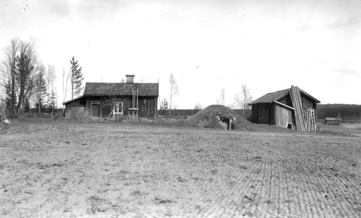 Soldattorpet låg vid Rotjorden. Gården revs 1930 och uthuset omkring 1935. Källaren, brunnen och grundstenarna syns efter husen.