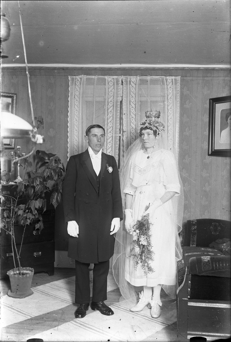 Det här är Karl Helmer Olsson (1892-1963) och Jenny Margareta Nyman (1899-1980) som gifte sig 10 jan 1920 i Torsåker.