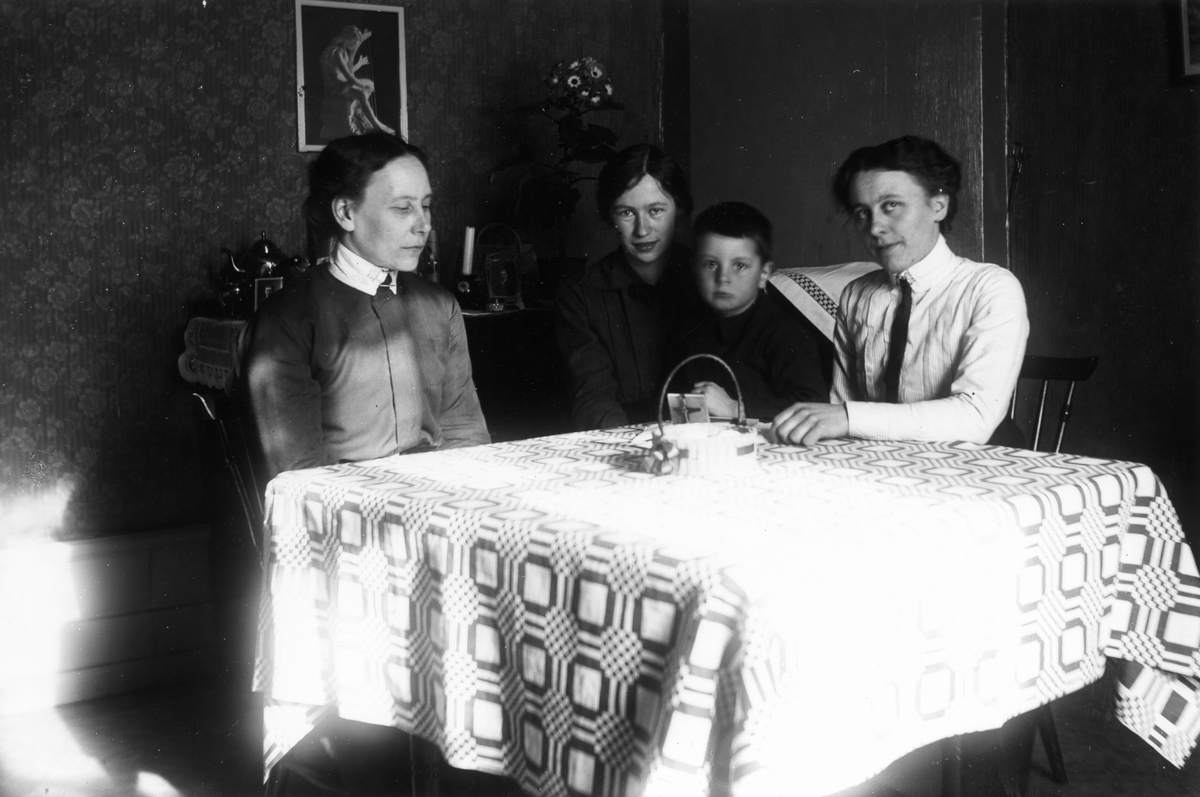 Från vänster: Storpelles-Anna (Eriksson), Storpelles-Karin, Storpelles-Hilda, pojken okänd.