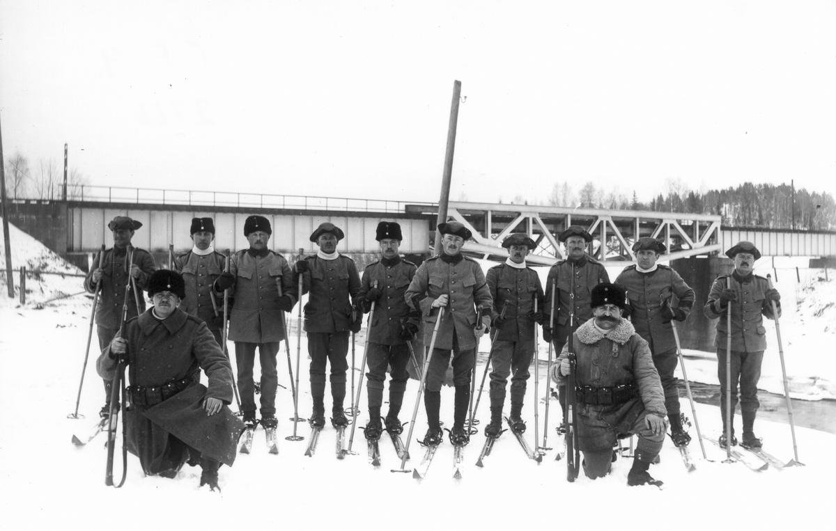Okända militärer framför järnvägsbron i Lenninge.