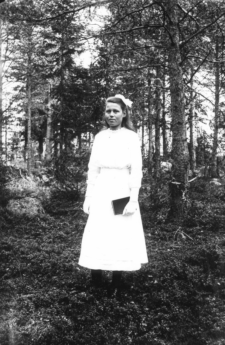 Karin Olsson (Lars-Olsens), född 1904, Lenninge 3:13.