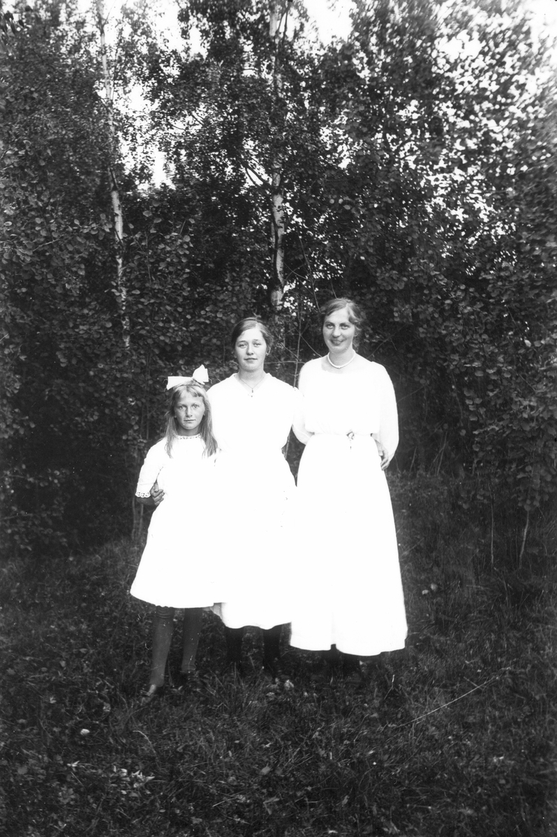 Systrarna Swanström, från vänster Margit, Gunborg och Astrid.