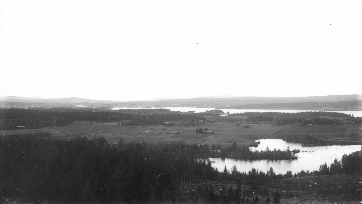 Utsikt från Spakmyrberget mot Lenninge. Det lilla huset i bildens mitt till vänster om vägen till Kattnäs är "Inga-Moras".