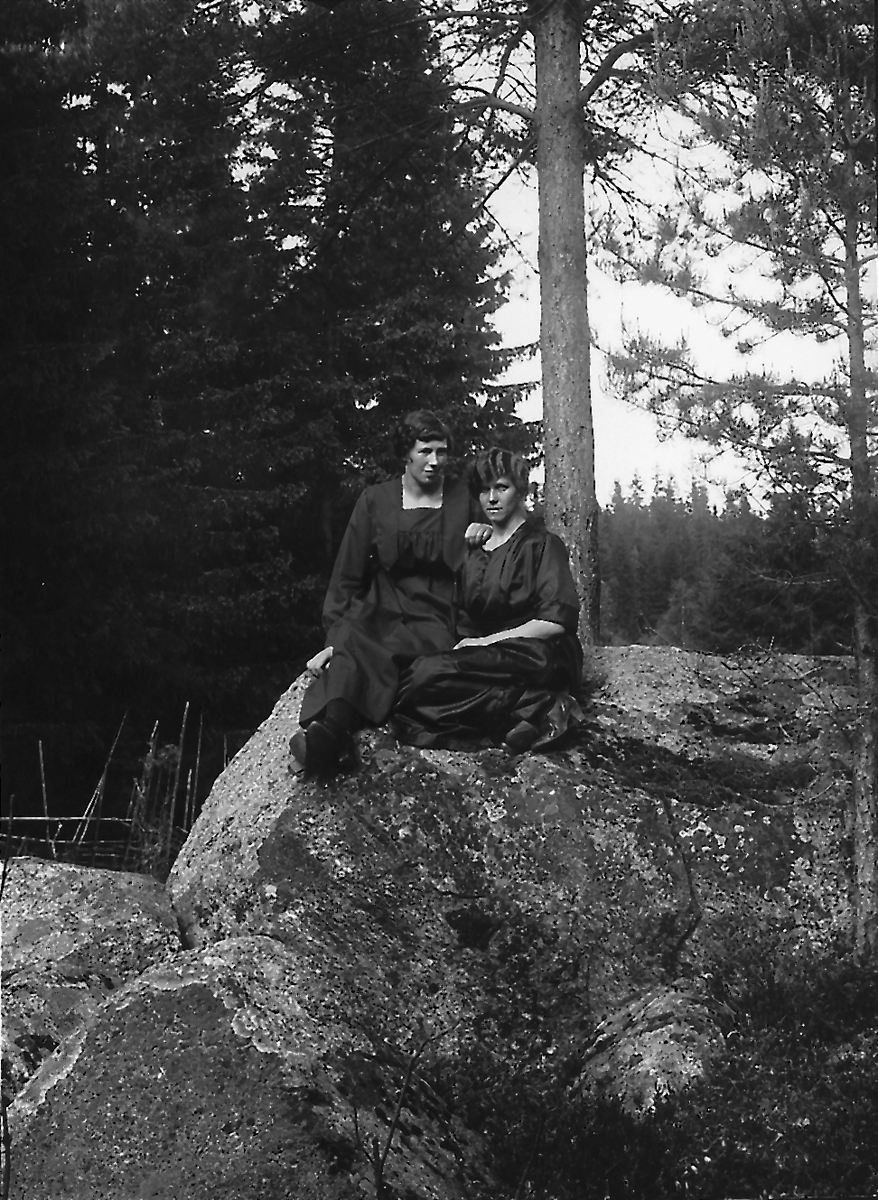 Ester Lindberg samt en okänd kvinna.
