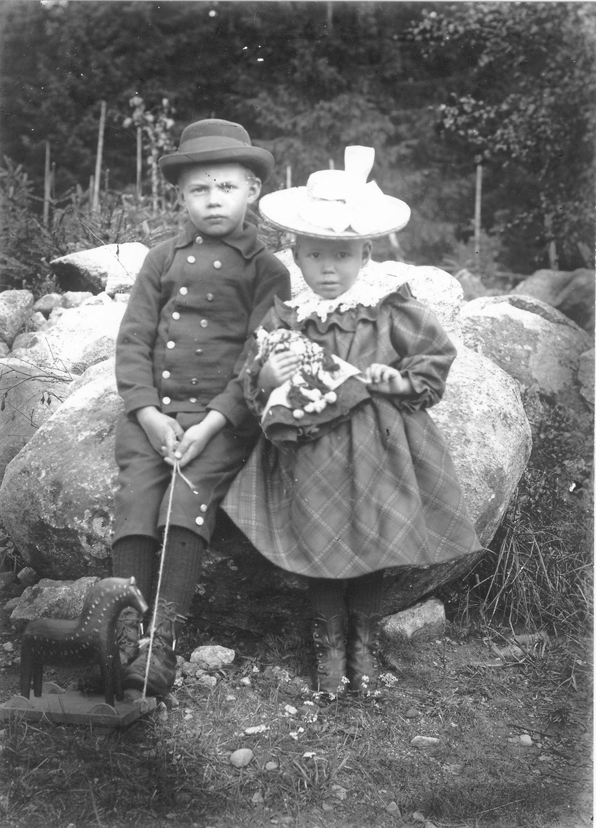 Per Herman Lindberg och Ester Lindberg (fotografens barn).
