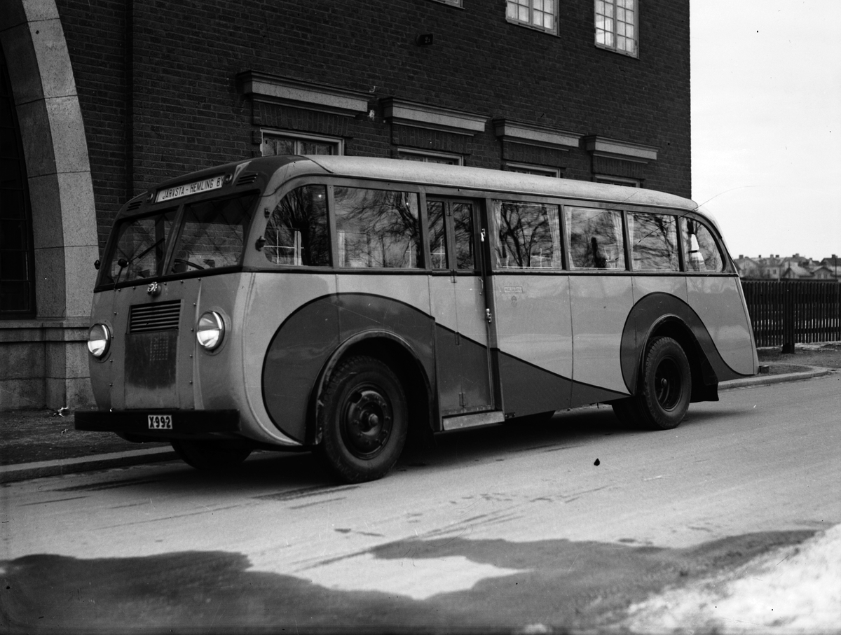 Järvsta bussen X 992. Järvsta - Hemlingby vid Maxim





