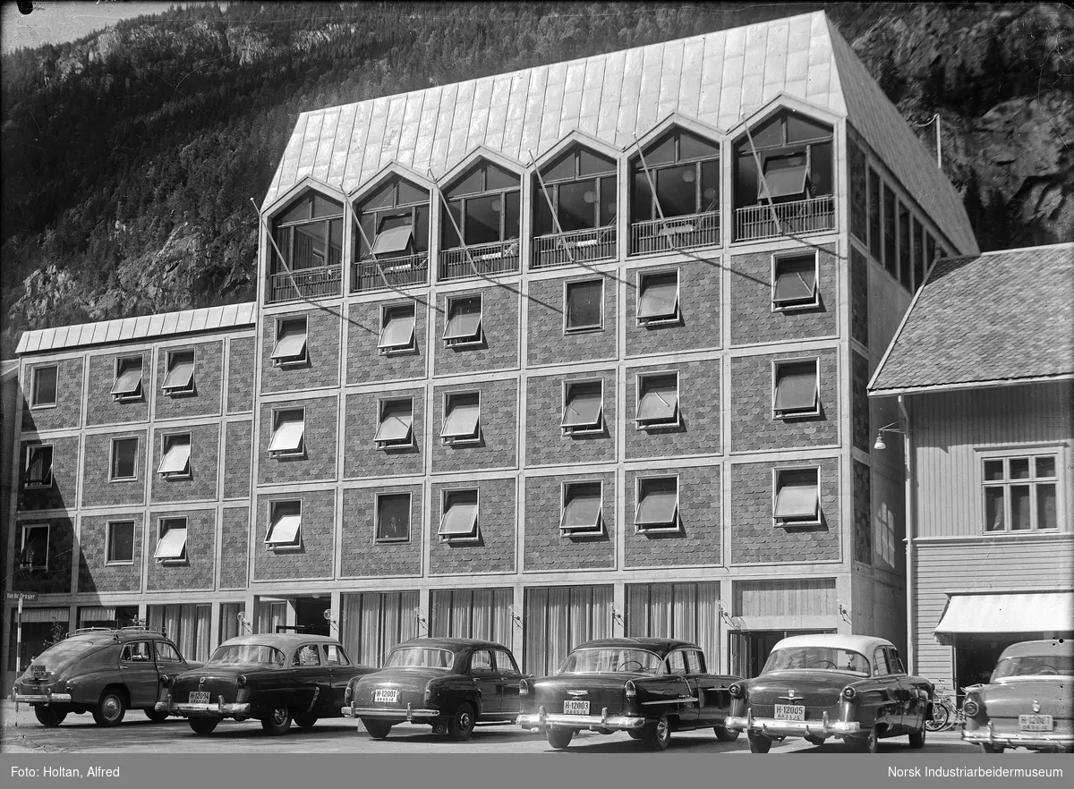 Grand Hotell på Rjukan. Drosjer parkert i forgrunnen.
