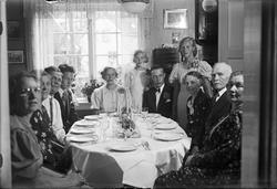 Bryllupsfeiring. Middag i stuen.