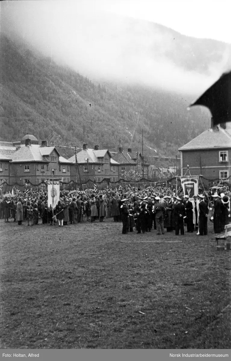 Oppstilling av tog på sportsplassen, feiring 17. mai 1945 etter frigjøringen.
