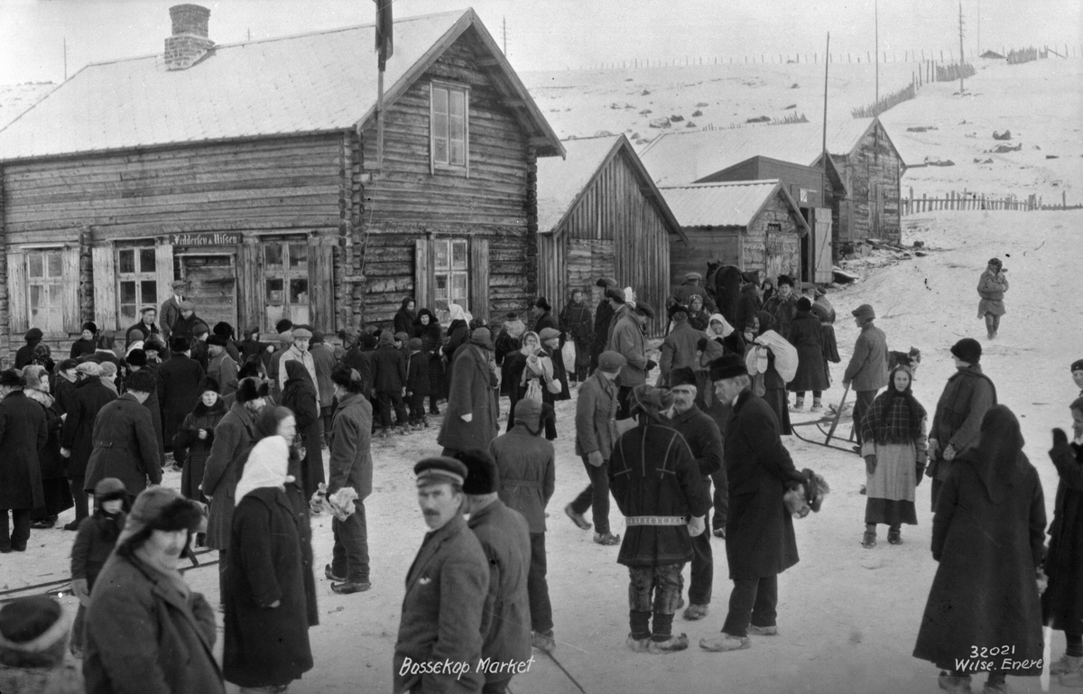 Bossekop marked med bygninger og mange mennesker, 1928.