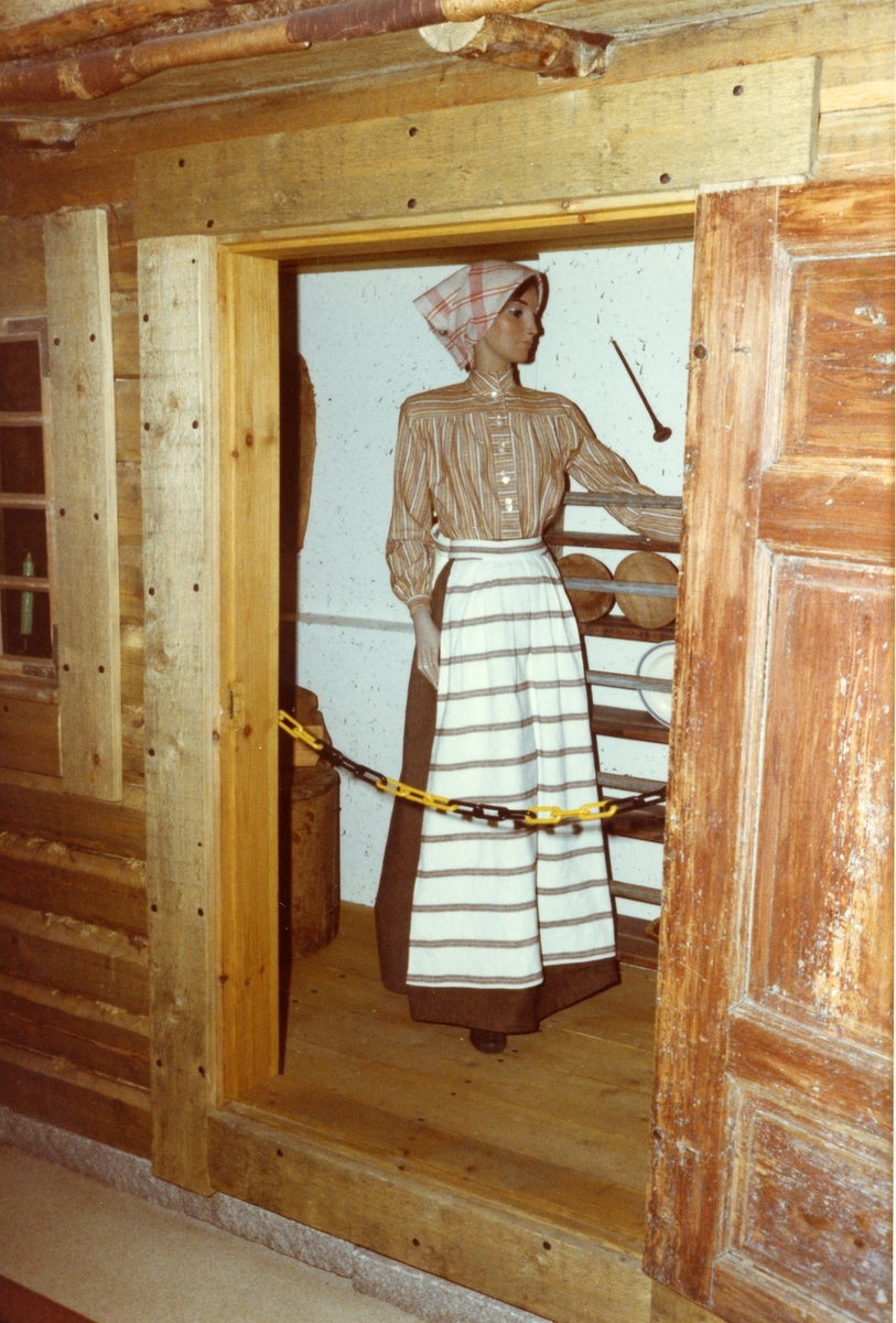 Soldattorp med kvinnofigur. I 2:s museum, Karlstad.