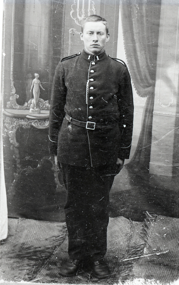 Mann med militær uniform.