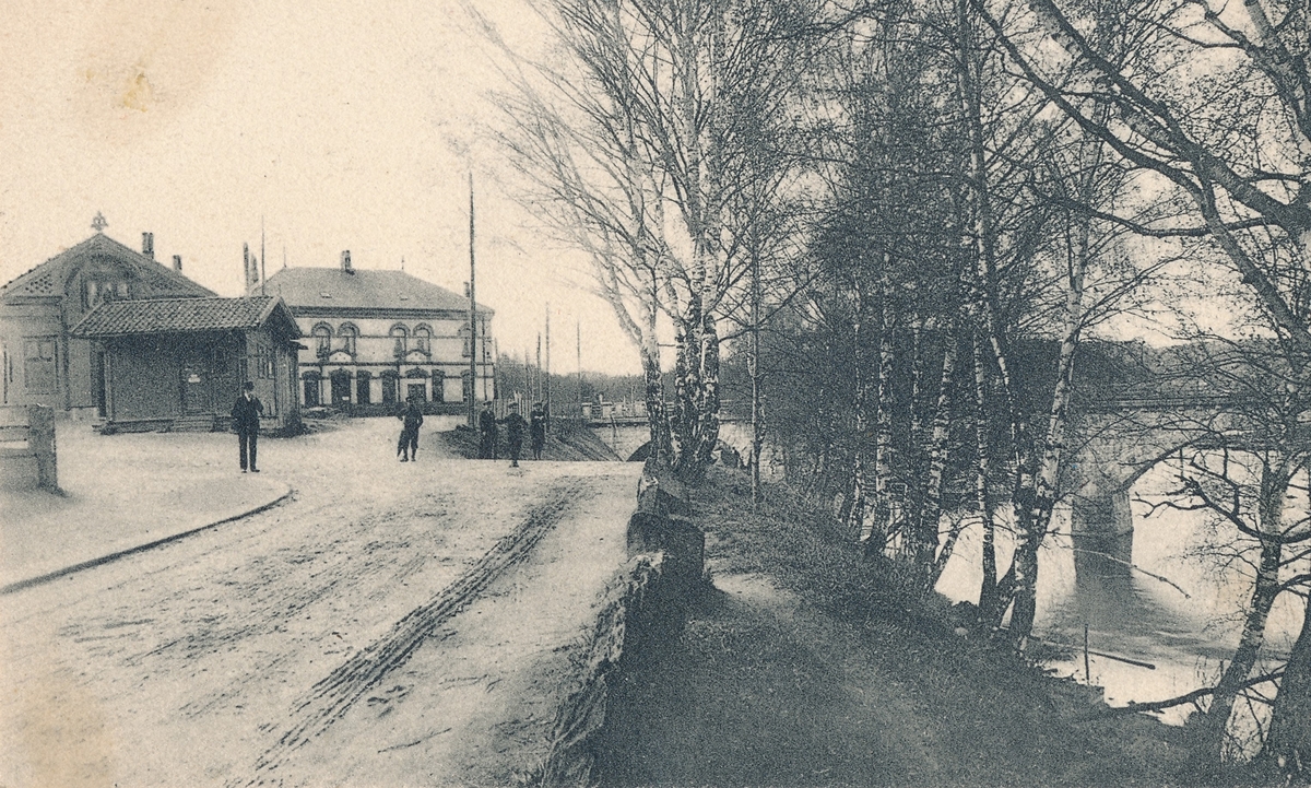 Hønefoss jernbanestasjon fra bysiden.