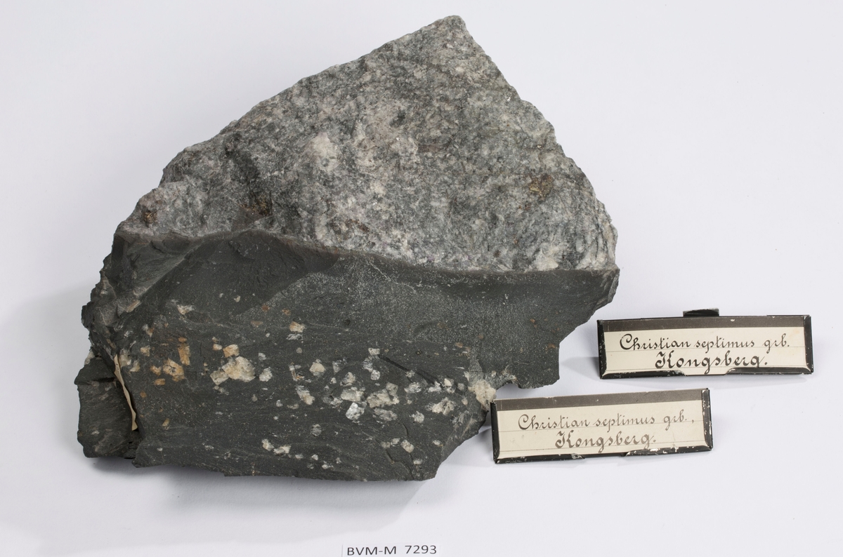 Diabasporfyritt som kutter mineralisert sidebergart

Etikett på prøve:
13.
Kongsb. sølvværk
dedit
17-10-91