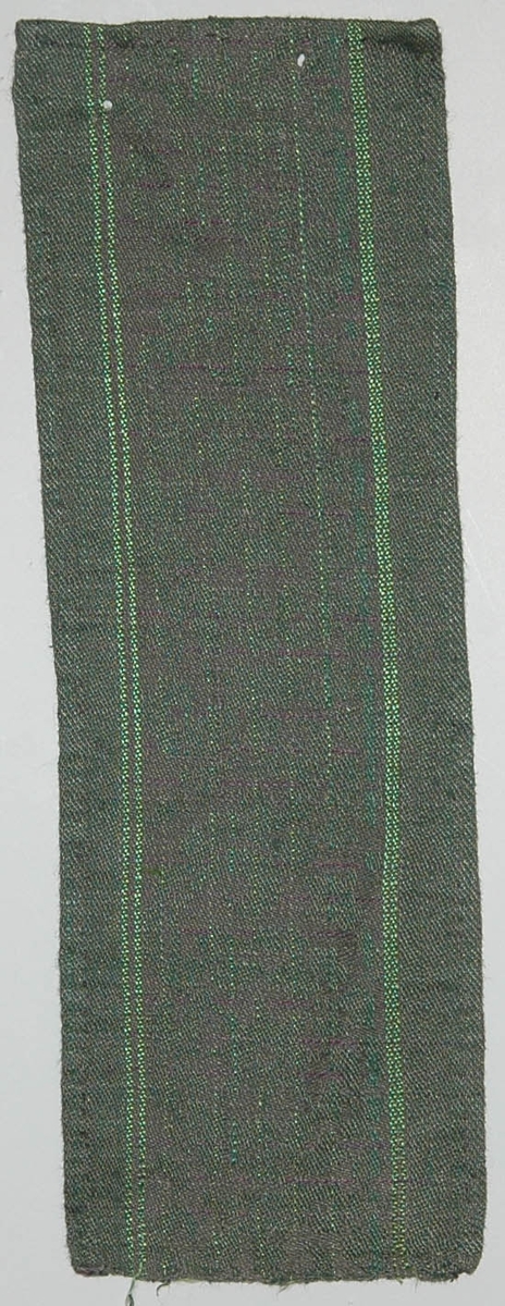 Tidigare katalogisering enl uppgift av Elisabeth Thorman kompletterad 1958 av Elisabeth Stawenow:

Möbeltyger, damast, 13 st, prover i olika färger

m) 11,5 x 34 cm. Varp av gråviolett merc. bomullsgarn. Väft av mörkgrönt lingarn. Enstaka inplock av grönt silke. a och i samma mönster b, d, g, h, m variation av samma mönster, c, e, f, j, k, l variation av damastrand som återfinns i a.

Komp. Agnes Sutthoff. Thyra Grafström Textilaffär AB. Nr 50.
Hellinne 38:-kr/m2, 31:-kr/m 80 cm brett. Bomull och linne 27:-kr/m2, 22:-kr/m 80 cm brett