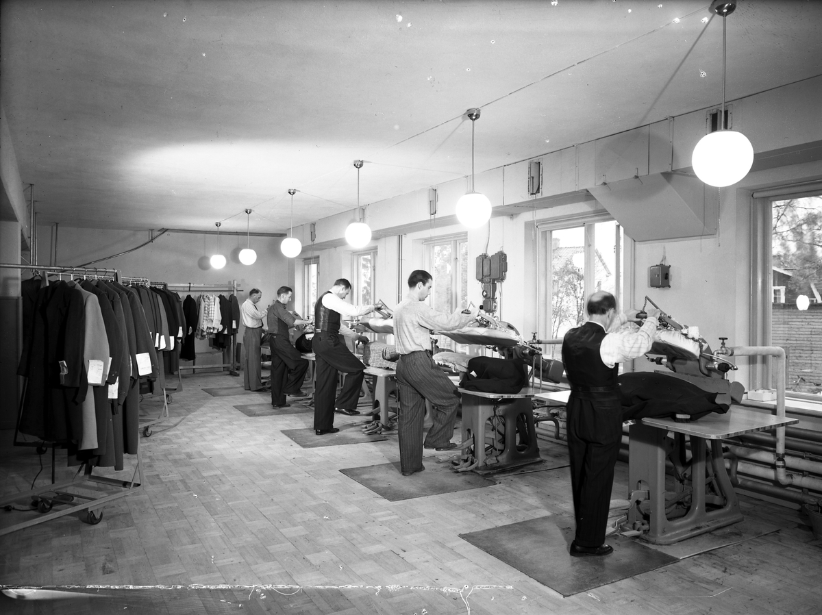 Interiör från Örbyhus syfabrik. Oktober 1944. År 1931 byggdes SABÖ  Syfabriks Aktie Bolaget Örbyhus syfabrik. Syfabriker i Örbyhus och Tierp båda i Uppsala län Tillverkar herr-och gosskläder, damkappor och dräkter samt skiddräkter. Varumärken: SABÖ och ÖRSY.