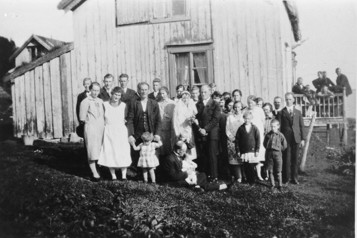 Brudepar med gjester. Ingeborg og Magnus Iversen. - Midt-Troms Museum ...