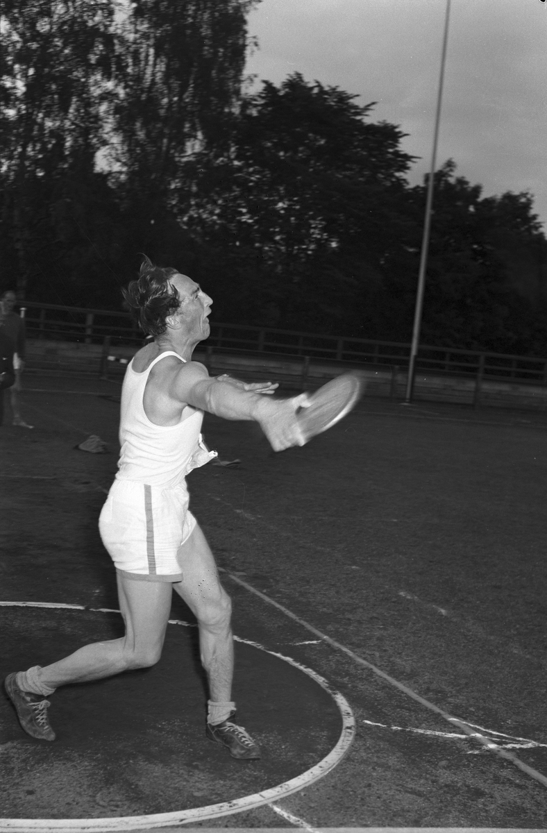 Distriktsmästerskap, allmän idrott på Strömvallen.          2 juli 1953.

