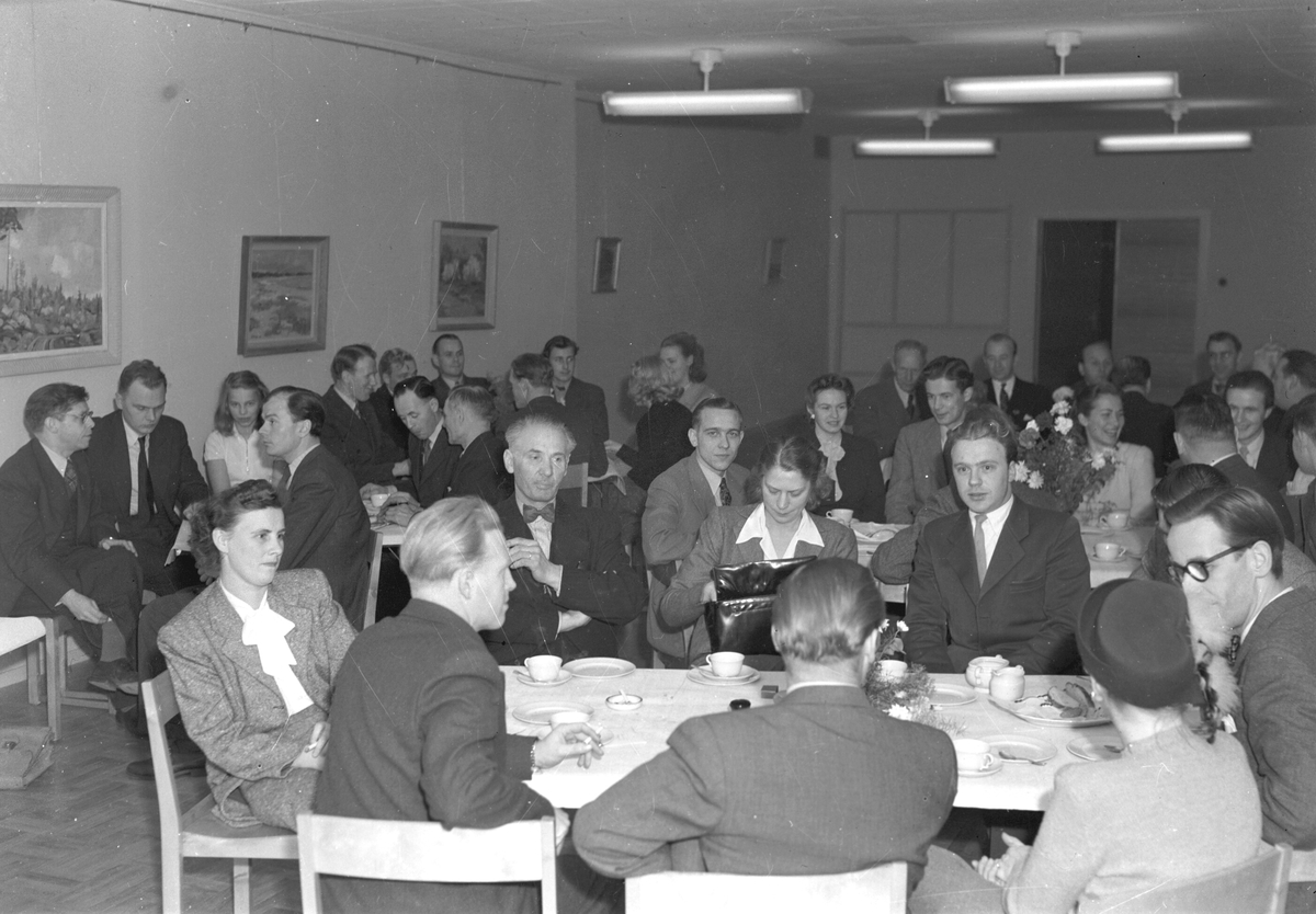 Folkpartiets ungdomsklubbs träff i T.C.O-lokalen.         10 november 1948. Reportage för Arbetarbladet.
Fotografierna skickas till Herr Lysén, Staketgatan 12, Gävle.
