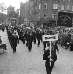 Jernbanens musikkorps marsjerer i gatene under landsstevnet