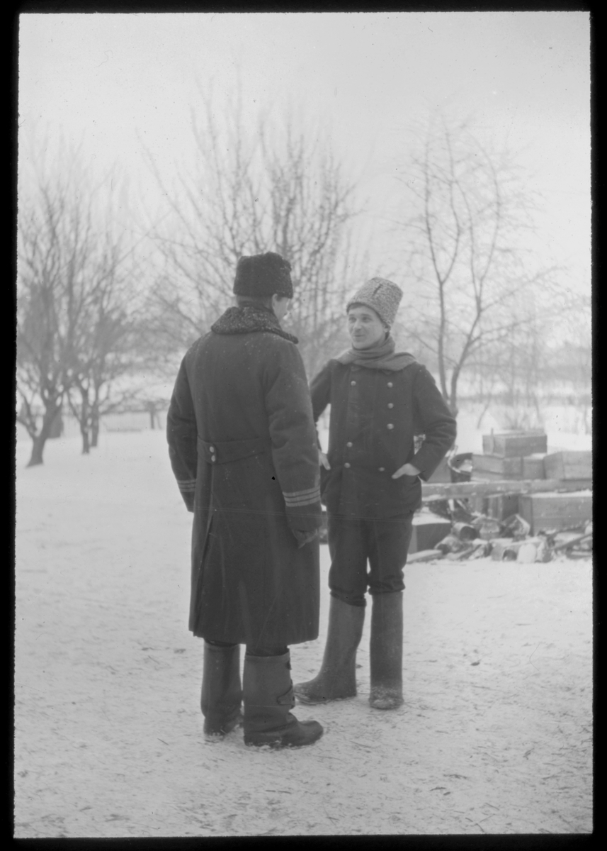 Svensk officer i samtal med rysk (?) militär under Ålandsexpeditionen 1918