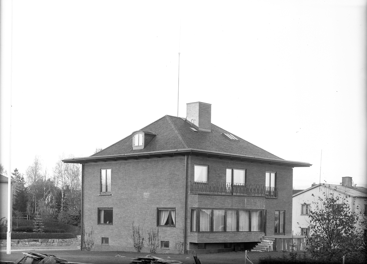 Exteriör av direktör Sjöströms villa vid Floravägen 17, Gävle. 21 oktober 1945.