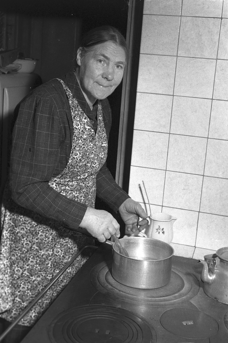 Konsulent fru Eriksson. Reportege för Icakuriren, hos fröknarna Johansson i Trödje. 3 januari 1950.