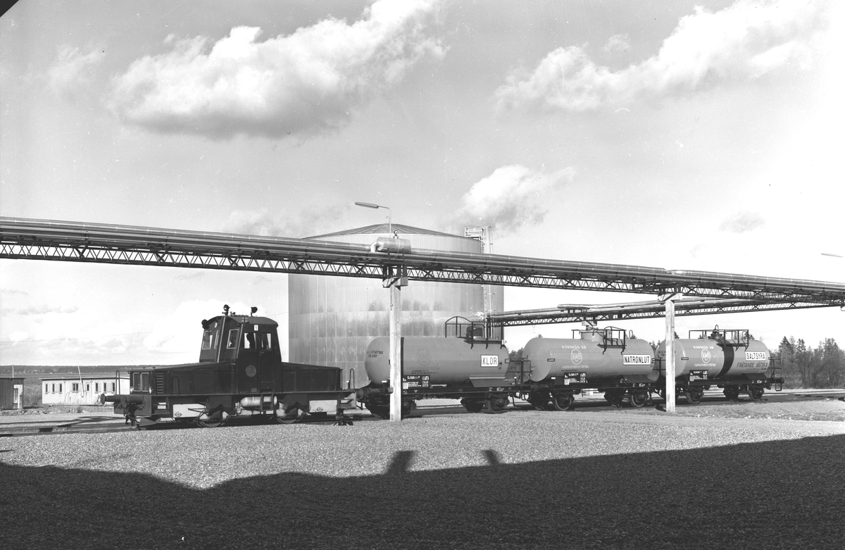 Järnvägsvagnar med klor. Klorfabriken. Korsnäs AB. Den 14 oktober 1957
