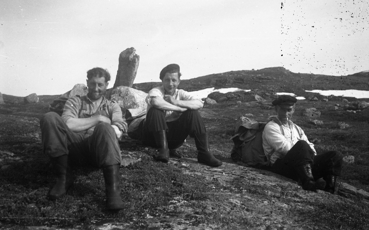 Ved turistlinja mellom Sørfjorden og Langvatnet, sør for Kobbvatnan. Bildet er tatt i juli 1959.