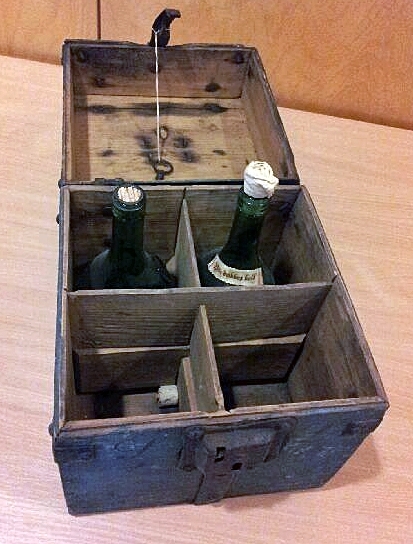 2 kasser med bur i, til brennevinsflasker.
Eine kassa er merkt AJSL 1860 og er trekasse med jarnbeslag frå Jacob Lote. Sinkla i hop. Delt i fire innvendig. Med løkel.