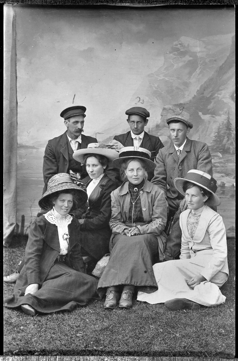 Ungdommer fra Bjugn på misjonsmøte på Mandal ca. 1911
