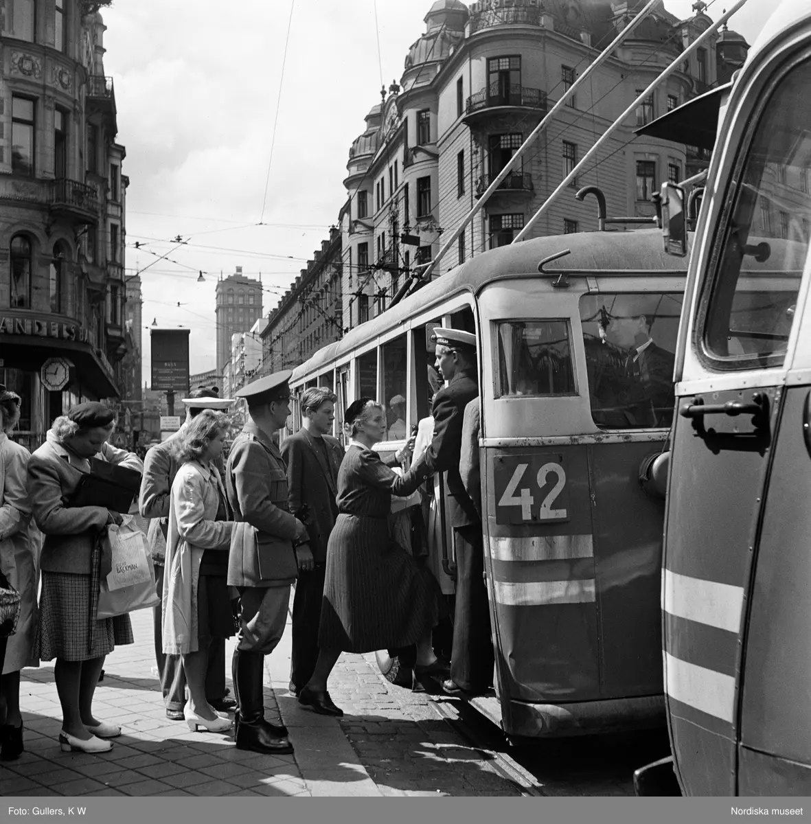 Passagerare köar till buss 42 på Kungsgatan, Stockholm