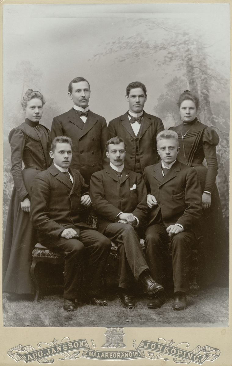 Grupporträtt av sju av syskonen Göthberg. Ingeborg Augusta, stående till vänster och Natanael, sittande till vänster, blev missionärer i Kina.