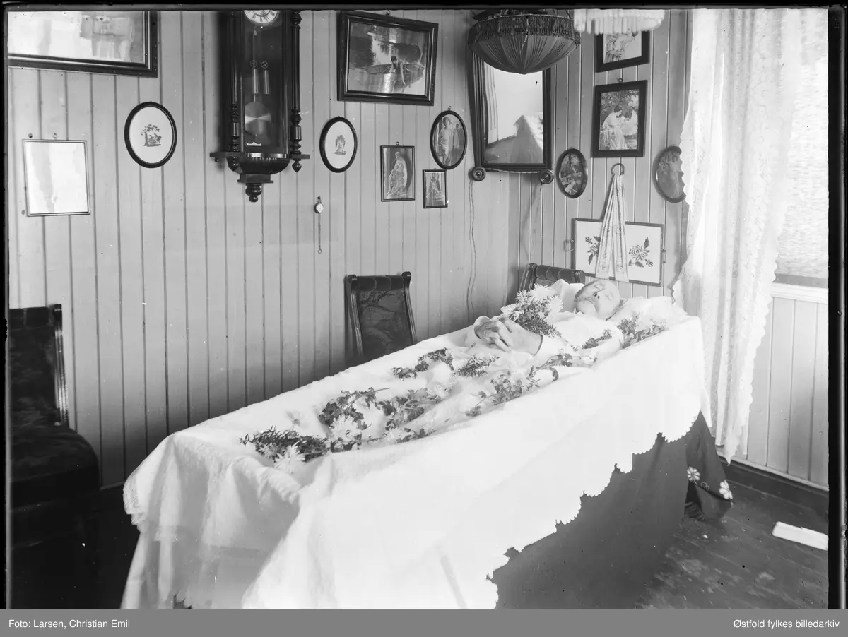 Post mortem-portrett, av ukjent mann. Stueinteriør.